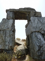 Εντυπωσιακή είναι η μεγαλιθική πύλη της Ακρόπολης . 