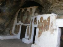 Το καθολικό της μονής είναι σπηλαιώδης ναός με εξαιρετικές τοιχογραφίες στον τοίχο της εισόδου. 