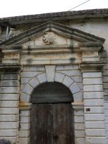 Ο G. Gerola, αναφέρει ότι επισκέφτηκε στο Μούντρος βενετσιάνικο σπίτι με επιγραφή στο ανώφλιο της πόρτας από την Αινιάδα του Βιργίλιου. Μπορεί να είναι αυτό .