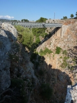 Η γέφυρα της Αράδαινας ( δωρεά της οικ. Βαρδινογιάννη ) δεσπόζει πάνω από ένα ιλιγγιώδη γκρεμνό 138μ και αποτελεί την ψηλότερη γέφυρα για άλματα με ελαστικό σκοινί bungy jumping στην Ελλάδα και 2η στην Ευρώπη .