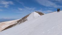 Η κορυφή του Ψηλορείτη και στο βάθος διακρίνονται καθαρά οι χιονισμένες κορυφές των Λευκών Ορέων . 