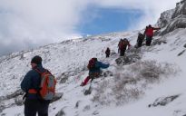 Βέβαια , σε τέτοιες πορείες και συνθήκες , είναι απαραίτητος ο χειμερινός εξοπλισμός για την ασφάλεια του ορειβάτη . 