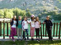 Ομάδα παιδιών από το Δημ.Σχ.Πετροκεφαλίου μπροστά στη λίμνη Ζαρού . 