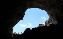 Η είσοδος όπως διαγράφεται από το βάθος του σπηλαίου , το οποίο είναι γνωστό για τα αγγεία με τα πολύ λεπτά τοιχώματα που βρέθηκαν στο εσωτερικό του . 