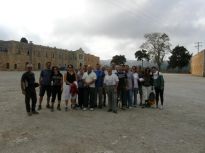 Αναμνηστική φωτογραφία της ομάδας μας μπροστά από την Ιερά Μονή Αρκαδίου , λίγο πριν την πορεία μας . 