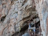 Στο σπήλαιο του Αγίου Κοσμά του Ερημίτη ή Αββακόσπηλιο .