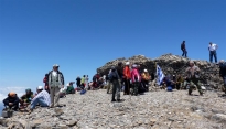 Ο Τίμιος Σταυρός στα 2.456μ με ορειβάτες από το Ηράκλειο , Μοίρες και Ρέθυμνο . 