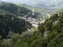 Το χωριό Πλατάνια ψηλά από το μονοπάτι .