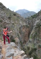 Η αρχηγός της πορείας μας , Άρια , μας δείχνει το εντυπωσιακό φαράγγι , το οποίο είναι ιδανικό για canyoning. 