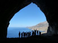Η είσοδος του σπηλαίου καδράρει με τον πιο εντυπωσιακό τρόπο το γαλάζιο της θάλασσας και του ουρανού . 