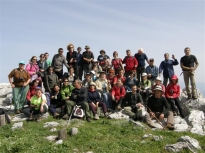 52 ορειβάτες από τους Ορειβατικούς Ηρακλείου & Μοιρών περπάτησαν στα βουνά της Β.Εύβοιας . Εδώ στην κορυφή του Ξηρού όρους.
