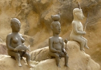 Μικρογλυπτική στην παραλία της Κόκκινης Άμμου με εμφανή την επιρροή της αφρικάνικης τέχνης .Δεχόμαστε ερμηνείες των συμβολισμών . 