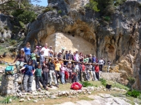 Η ομάδα του Ε.Ο.Σ  Μοιρών μαζί με την ομάδα από το Ι.Τ.Ε σε αναμνηστική φωτογραφία στο εκκλησάκι του Αγ.Αντωνίου .