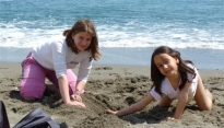 Παιχνίδια στην άμμο από την Κατερίνα και τη Στέλλα . 