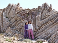 Στέλλα & Κατερίνα  , οι μικρότερες ορειβάτισσες της παρέας . 