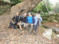 Ο Λευτέρης ,ο Μανώλης και ο Γιώργος με το Θωμά Βενάκη, κάτοικο της περιοχής και ορειβάτη