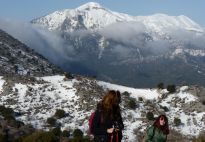 Ορειβάτισσες από το Ρέθυμνο με φόντο τις χιονισμένες κορυφές του Ψηλορείτη .