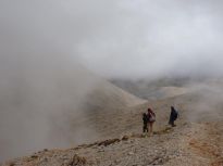 Η κορυφή στις Πάχνες νυμφοστολίζεται , μια ολάσπρη ομίχλη την σκεπάζει . 