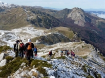 Ο Γράμμος αποτελεί το βορειότερο τμήμα της οροσειράς Πίνδου μέσα στον Ελλαδικό χώρο και αποτελεί φυσικό σύνορο με την Αλβανία .