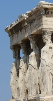 Αντίγραφα των Καρυάτιδων αφού οι αυθεντικές βρίσκονται στο Μουσείο της Ακρόπολης ενώ μία στο Βρετανικό Μουσείο . 