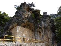 Ο σπηλαιώδης ναός του Αγίου Αντωνίου .