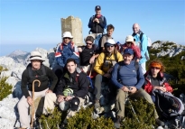 Η ομάδα των 13 ορειβατών στην κορυφή του όρους Πυξαριάς . Την Άρια και το Μανώλη θα τους δείτε στη φωτογραφία που ακολουθεί. 