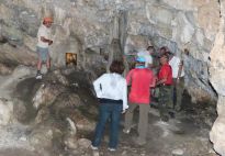 Στο εσωτερικό του σπηλαίου υπάρχει ένας σταλαγμίτης που κάποιοι θεωρούν ότι μοιάζει με τη μορφή του Αγ.Αντωνίου . 