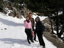Για κάποιους νέους στην ομάδα μας ήταν πρωτόγνωρο το περπάτημα στο χιόνι.  φωτ: Γ.Σπυριδάκης