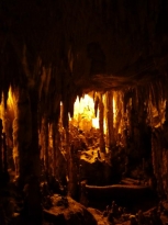 Το σπήλαιο του Δράκου βρίσκεται στον παραλίμνιο δρόμο . 