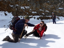 Ο αρχηγός της πορείας μας , Απόστολος , σπεύδει να βοηθήσει τη Νατάσα που μόλις έχει βουλιάξει σε ένα παχύ στρώμα χιονιού.