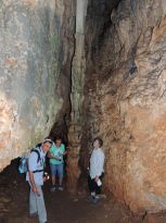 Το σπήλαιο όπου ασκήτεψε ο ιδρυτής της Μονής Καθολικού , ο Άγιος Ιωάννης ο Ερημίτης . 