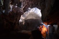 Το σπήλαιο αυτό χρησίμευε παλιά  ως κατοικία των ασκητών, το οποίο τους  ...