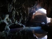 Το νερό που συγκεντρώνεται μέσα στο σπήλαιο σε λίθινες δεξαμενές ... 