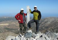 Μετά από μία πορεία 3,5 ωρών φτάσαμε στην κορυφή του Γκίγκιλου . Εδώ ο Δακανάλης και ο Ντρετάκης από τον ΕΟΣ Μοιρών .