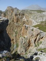 Το τοπίο στα Αστερούσια είναι από τα πιο ξεχωριστά στην Κρήτη και κατά κανόνα είναι τραχύ, ξηρό κι άγονο. 