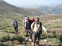 Ο Δημήτρης -νέος ορειβάτης - ακολουθεί κατά πόδας τους πιο έμπειρους .