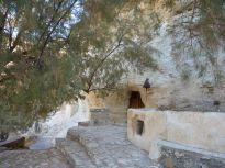 Ο σπηλαιώδης ναός της Παναγίας δεσπόζει στην είσοδο του φαραγγιού . 