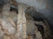 Σταλακτίτες και σταλαγμίτες από το εσωτερικό του σπηλαίου . 