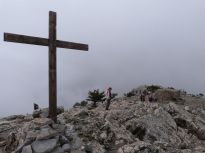 Η κορυφή των Αστερουσίων , Κόφινας  ,με το εκκλησάκι του Τιμίου Σταυρού . 