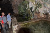 Μέσα στο σπήλαιο υπάρχουν σταλακτίτες και σταλαγμίτες και το πεντακάθαρο νερό που πέφτει από αυτούς, το μαζεύουν σε πολλές δεξαμενές. Το νερό τούτο το θεωρούν οι κάτοικοι θαυματουργό. 