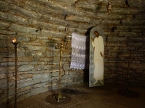 Η μοναδική εικόνα στο ναό παρουσιάζει τον Αγ.Υάκινθο. 