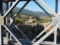 Η βυζαντινή εκκλησία του Μιχαήλ Αρχάγγελου καδράρεται μέσα από τα μεταλλικά δοκάρια της γέφυρας . 