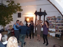 Η βραδιά είχε πολύ κέφι και χορό. Ως συνήθως ο Κλημαθιανάκης σέρνει το χορό. 