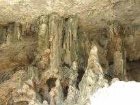  Το Βαρβατόσπηλιο ή σπήλαιο του Οσίου Κοσμά του ερημίτη, που βρίσκεται μέσα σε κάθετα βράχια πάνω από τη πετρώδη ακτή. 