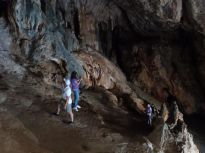 Στο εσωτερικό του σπηλαίου υπάρχει εντυπωσιακός διάκοσμος από σταλακτίτες και σταλαγμίτες . 