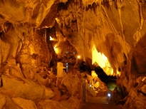 Στο σπήλαιο υπάρχουν μοναδικής αξίας και ομορφιάς σταλακτίτες και σταλαγμίτες .